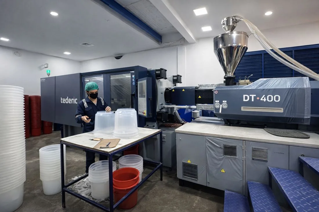 Tederic DT-400 injection moulding machine and operator at the Majid Industries factory